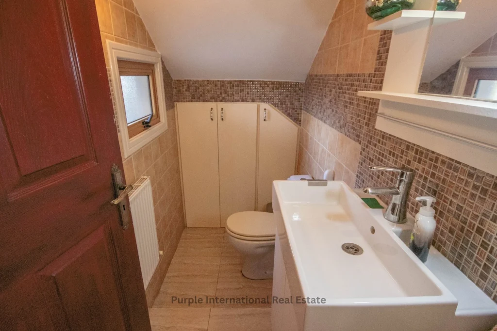 5 Bedroom House for Sale in Pervolia Larnacas