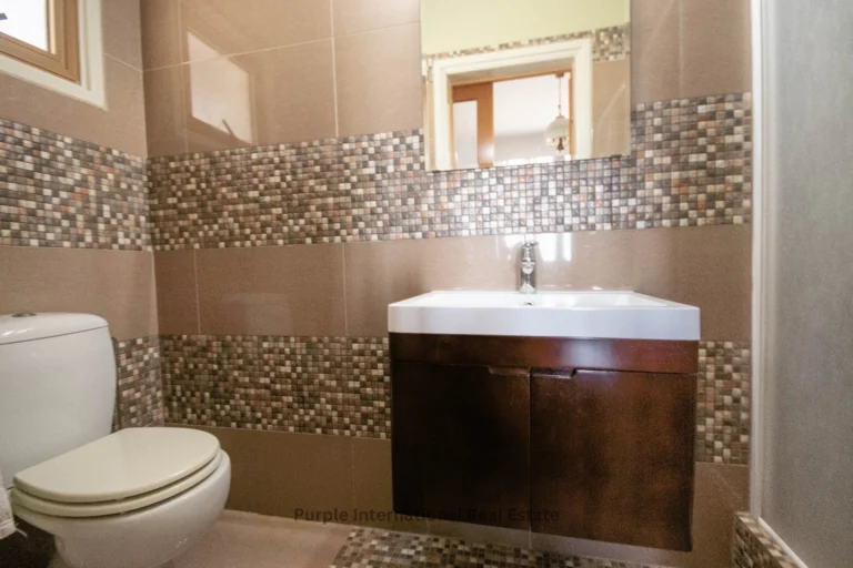 5 Bedroom House for Sale in Pervolia Larnacas
