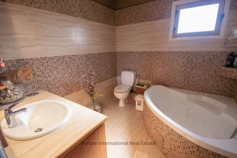 5 Bedroom House for Sale in Pervolia Larnacas