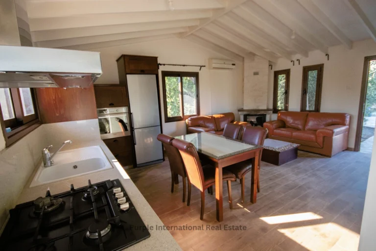 5 Bedroom House for Sale in Pervolia Larnacas