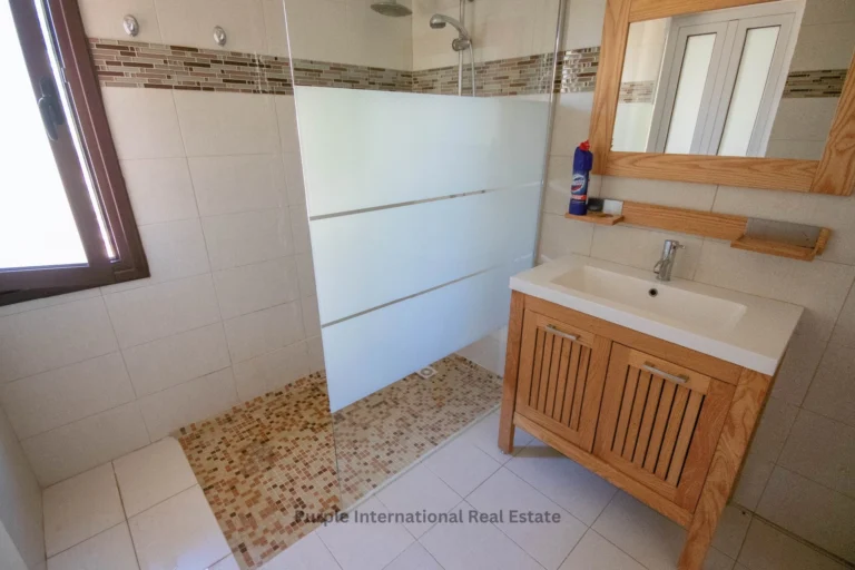 5 Bedroom House for Sale in Pervolia Larnacas