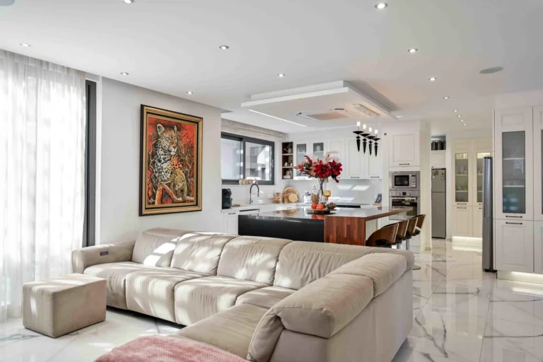 5 Bedroom House for Sale in Oroklini, Larnaca District