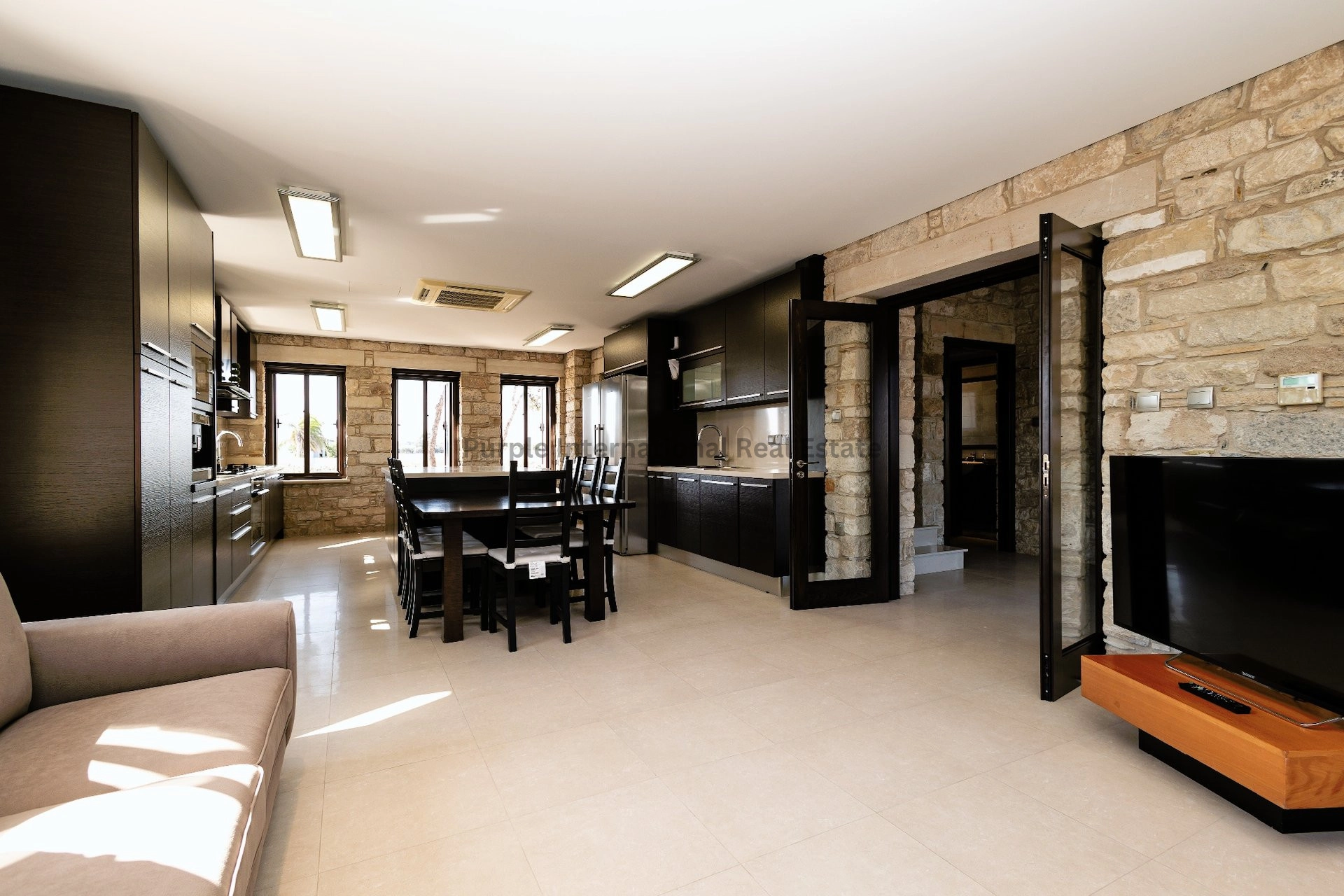 470m² House for Sale in Pervolia Larnacas