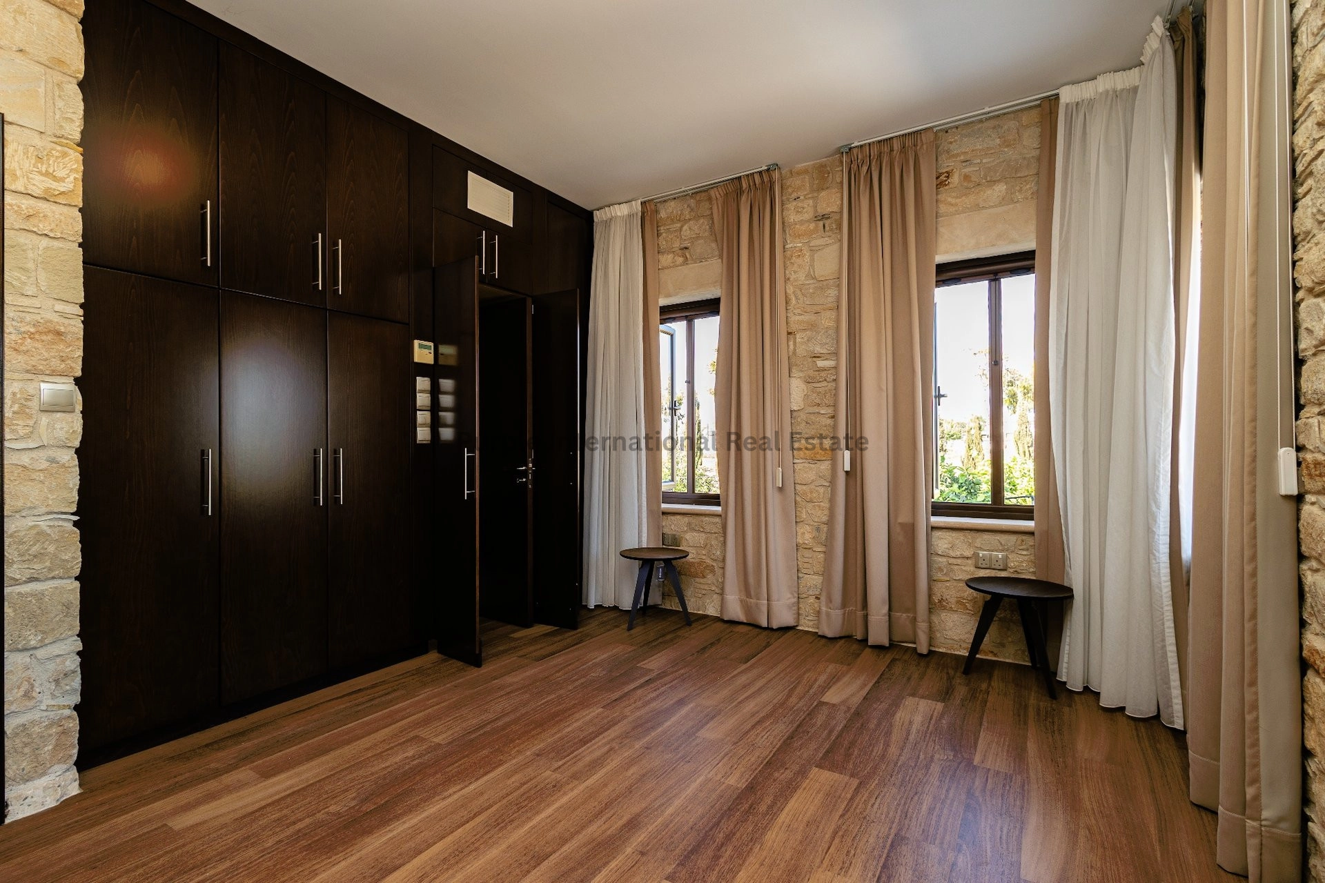 470m² House for Sale in Pervolia Larnacas