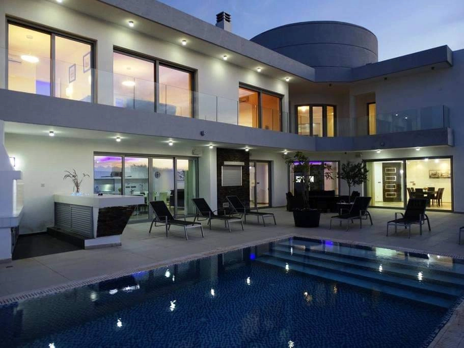 6+ Bedroom House for Sale in Livadia Larnakas, Larnaca District