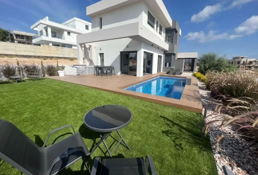 4 Bedroom House for Sale in Limassol – Mesa Geitonia