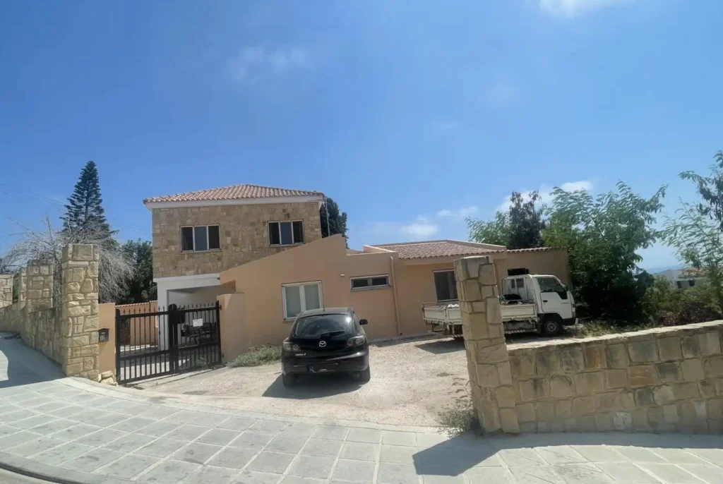 5 Bedroom House for Sale in Chlorakas, Paphos District