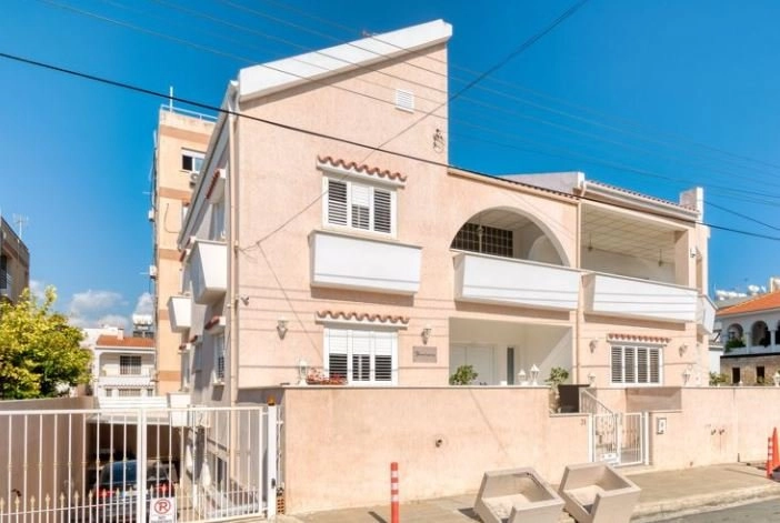 6+ Bedroom House for Sale in Larnaca District