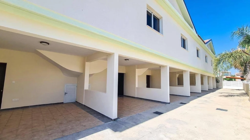 1100m² Building for Sale in Kato Paphos