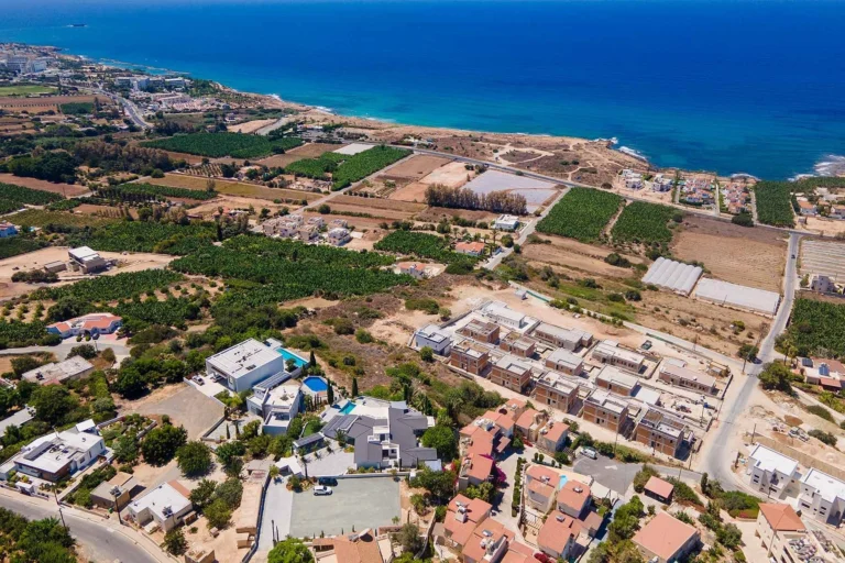 5 Bedroom House for Sale in Kissonerga, Paphos District