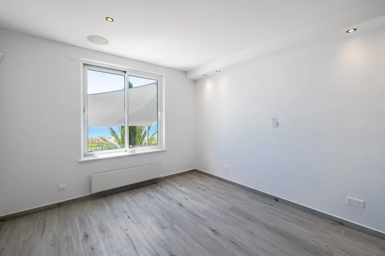 5 Bedroom House for Sale in Kissonerga, Paphos District