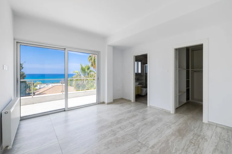 5 Bedroom House for Sale in Kissonerga, Paphos District