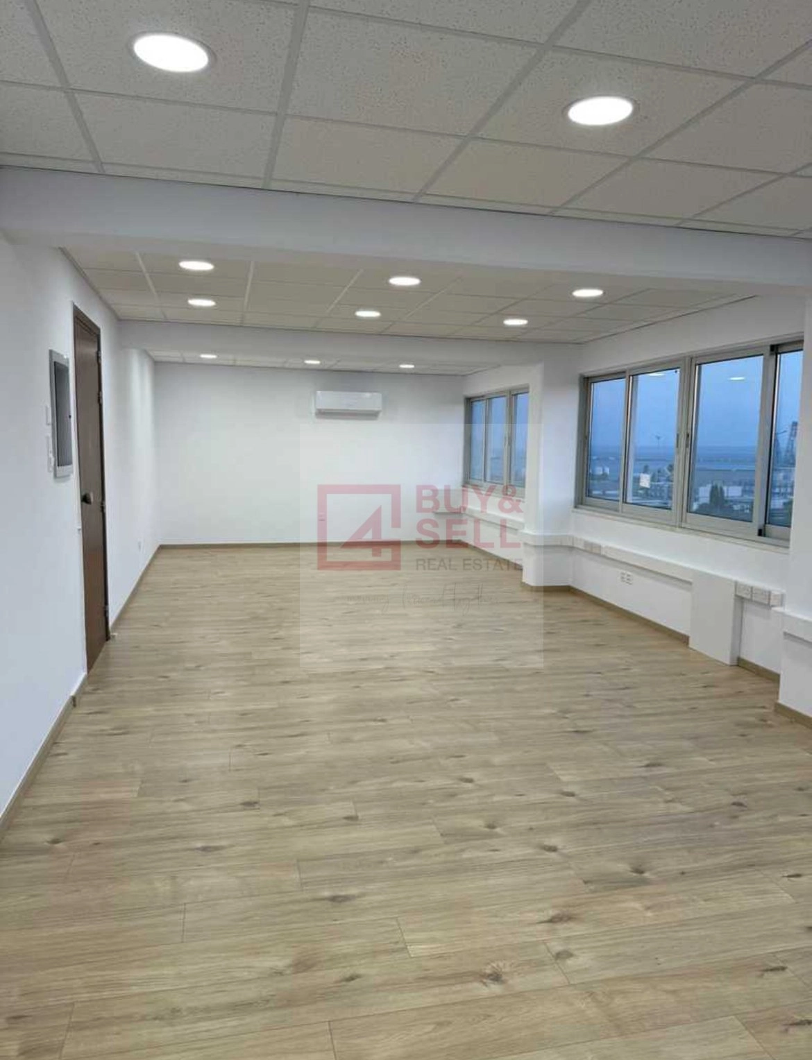 180m² Office for Rent