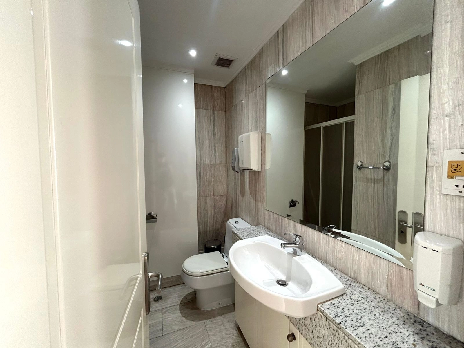 200m² Office for Rent in Limassol District