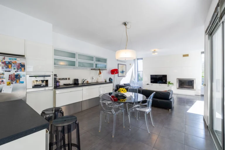 5 Bedroom House for Sale in Paphos – Anavargos