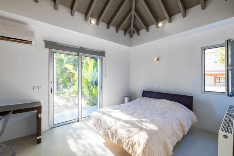 5 Bedroom House for Sale in Paphos – Anavargos