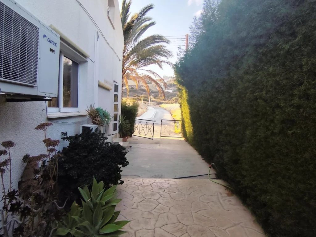 2 Bedroom House for Rent in Agios Tychonas, Limassol District