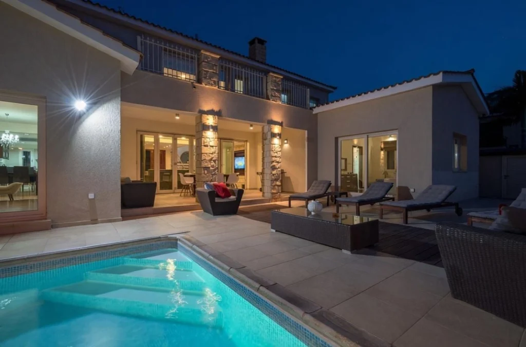 370m² House for Sale in Paphos – Universal